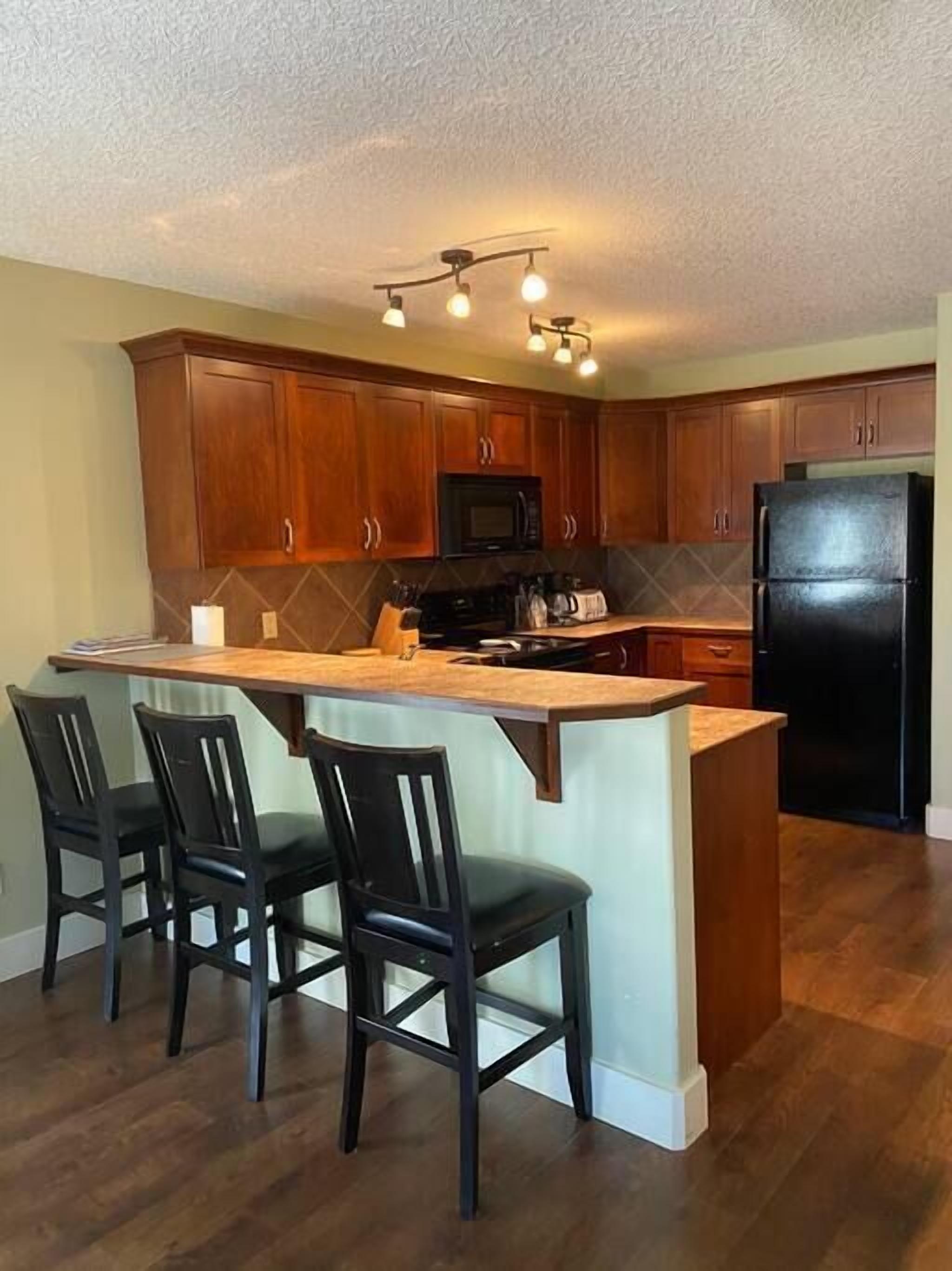 Jääkaappi, mikroaaltouuni, liesi, astianpesukone