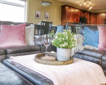 Relaxing Mountain View Condo in Beautiful Radium