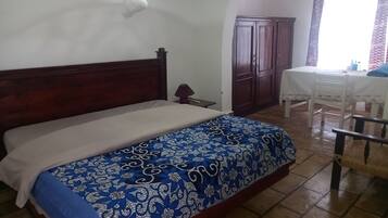 3 bedrooms, iron/ironing board, bed sheets