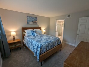 2 bedrooms, desk, free WiFi, bed sheets - NEW condo! Just 15 min to Ft Myers and Sanibel beach! Great Location!! (Fort Myers)