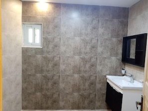 Departamento Deluxe | Baño | Regadera, amenidades de baño de diseñador, pantuflas, toallas