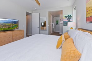 3 habitaciones, escritorio y tabla de planchar con plancha 