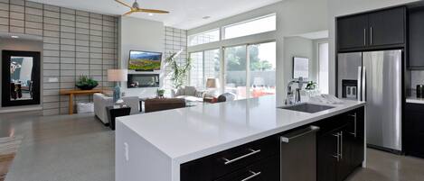 Refrigerador, microondas, horno y parrilla de estufa