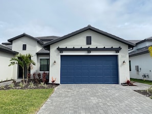 Exterior - Welcome to this brand new exquisitely furnished Vila with a community pool & spa (Naples)