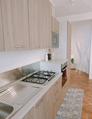 Mikrowelle, Ofen, Herdplatte, Geschirrspüler