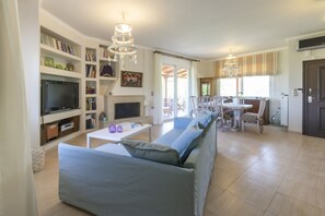 Smart-TV, peis, DVD-spiller og fotballspill