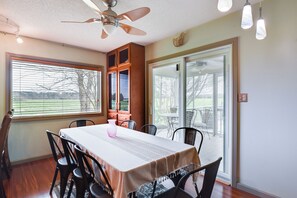 Dining - 3BR Home w/ Pool & Fireplace – Ideal for Families, Professionals, Extended Stays (Lottsburg)