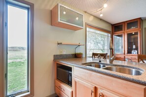 Fridge, microwave, oven, stovetop - 3BR Home w/ Pool & Fireplace – Ideal for Families, Professionals, Extended Stays (Lottsburg)