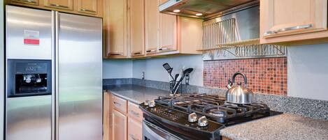 Réfrigérateur, four à micro-ondes, un four, surface de cuisson