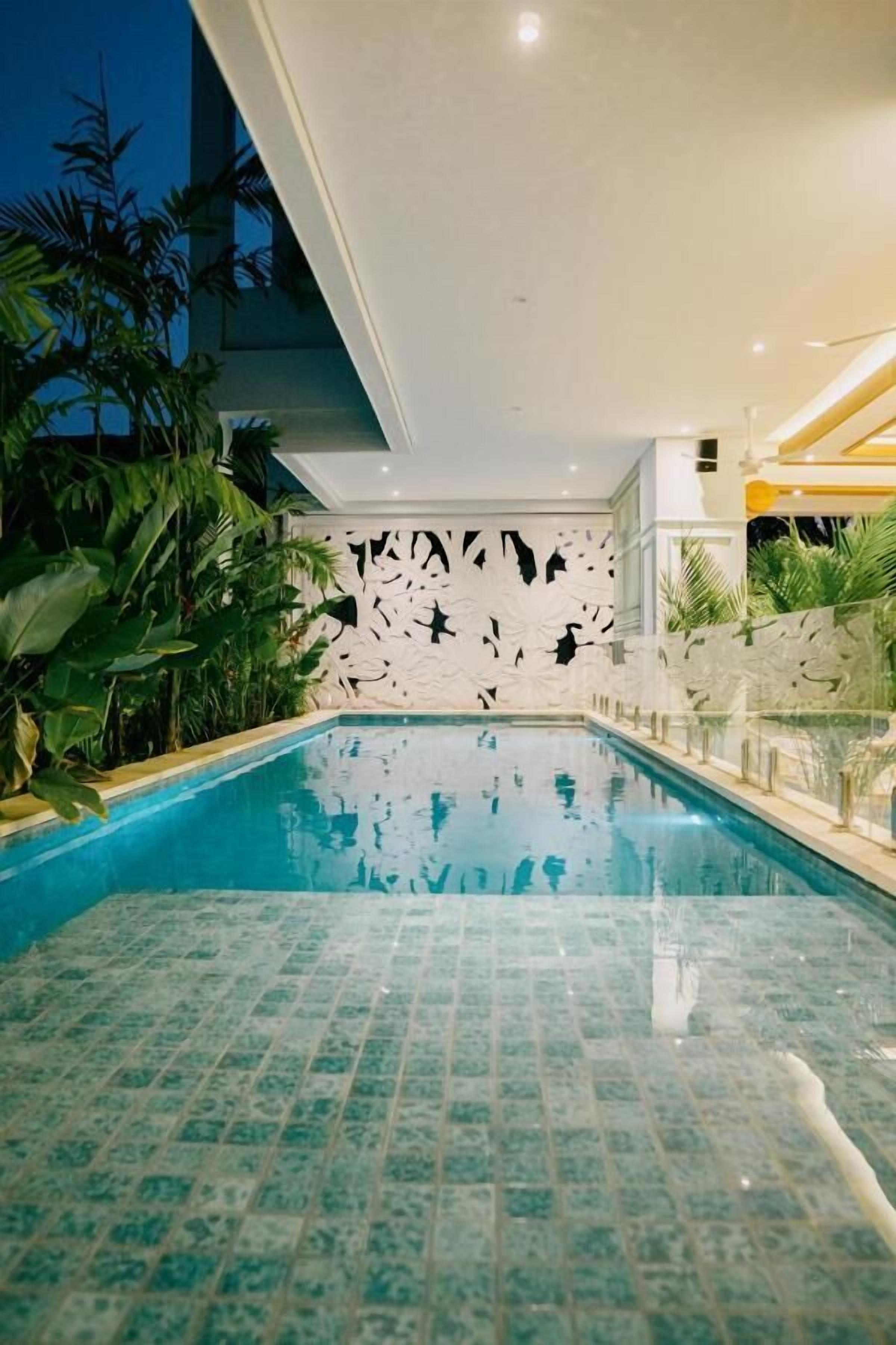 Una piscina al aire libre