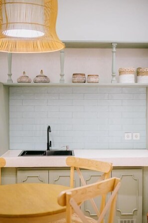 Quarto duplo família | Cozinha privada | Frigobar, micro-ondas, toalhas de papel