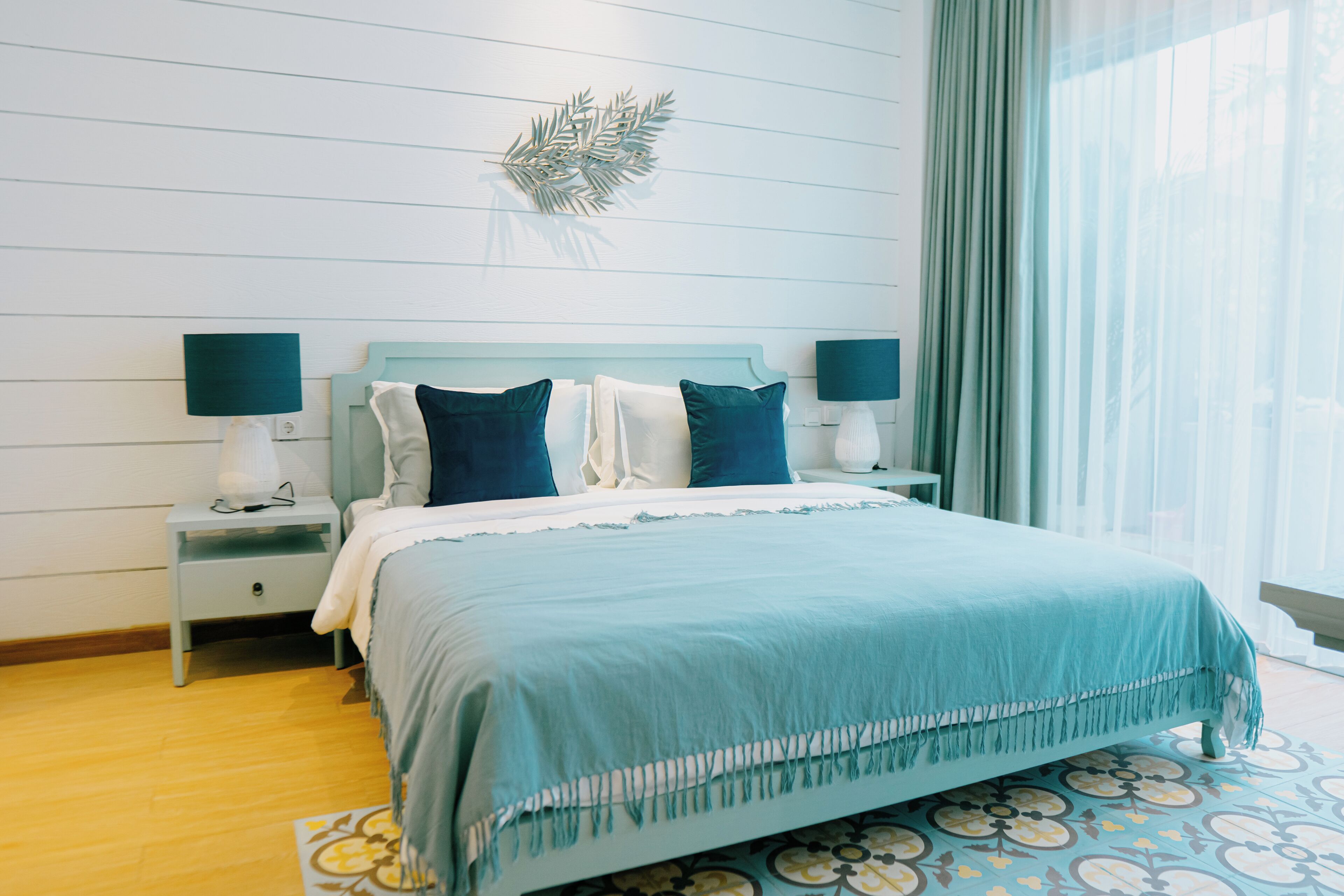 Escritorio, wifi gratis y ropa de cama 