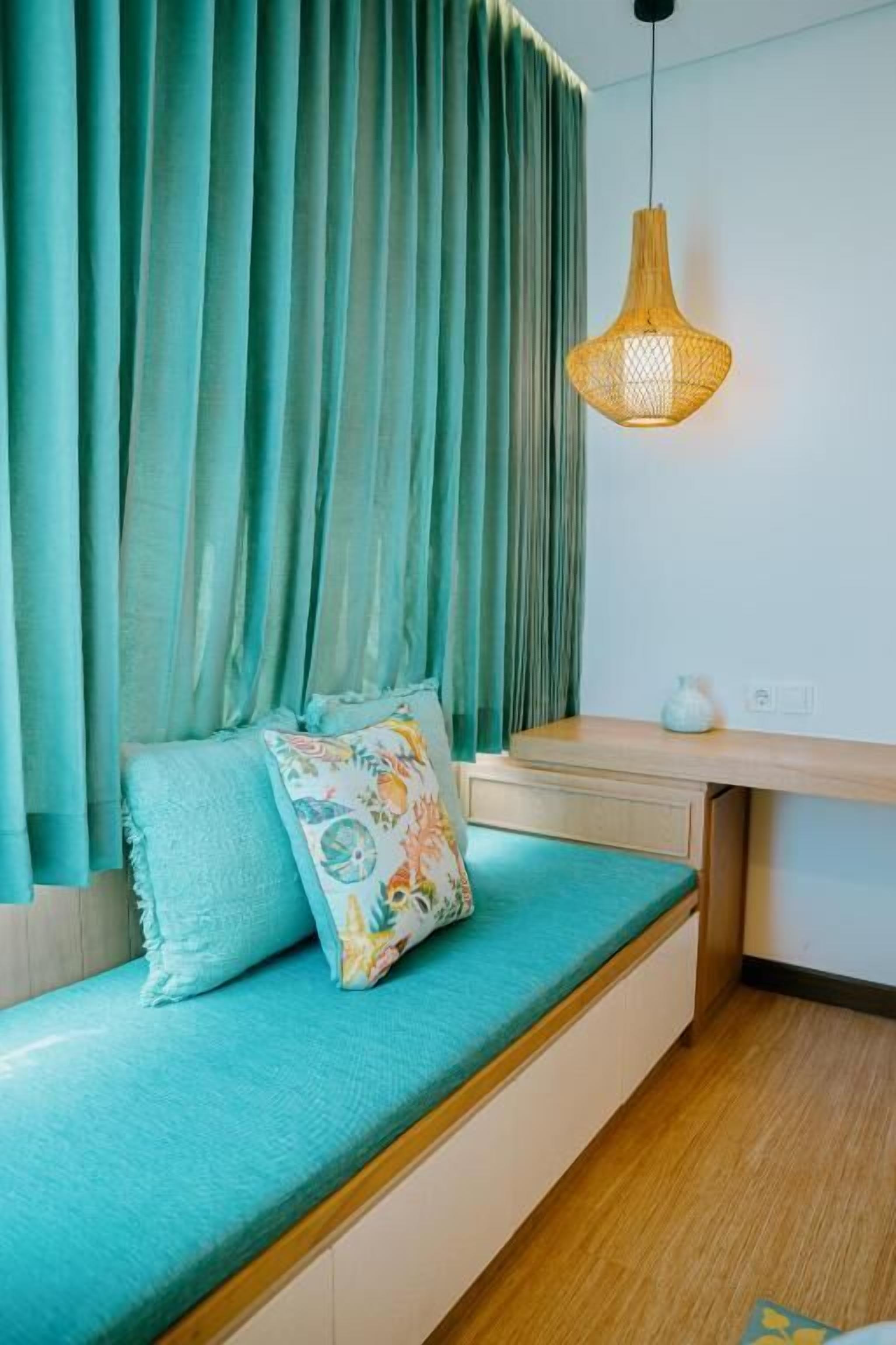 Escritorio, wifi gratis y ropa de cama 