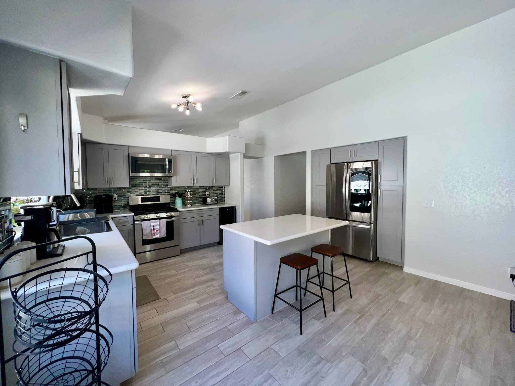 Kühlschrank, Mikrowelle, Ofen, Herdplatte