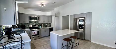 Kühlschrank, Mikrowelle, Ofen, Herdplatte