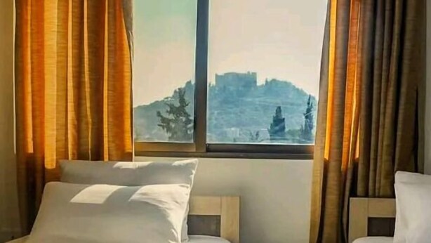 A hotel room with a bed and a window with curtains. - Al-jabal castle Hotel - Ajloun (Ajloun)