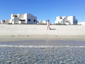 A beach with modern white buildings in the background. - Appartement Les Pieds Dans L'eau Idéal Pour Familles Avec Enfants (Le Barcarès)