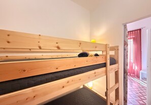 2 Schlafzimmer, Schreibtisch, Bügeleisen/Bügelbrett, kostenloses WLAN