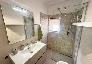 Dusche, Haartrockner, Bidet, Handtücher