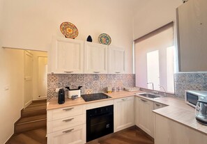 ثلاجة، ميكروويف، فرن، موقد طهي مسطح