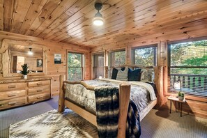 3 bedrooms, in-room safe, iron/ironing board, free WiFi - 🐻Last minute deals! Theater-Pool table-Hot tub-Shuffleboard-Views-Dogs welcome🐻 (Sevierville)