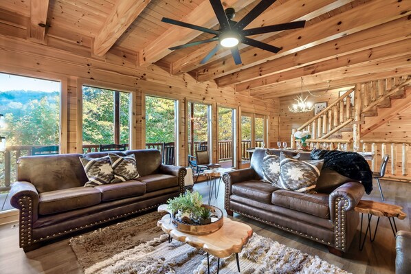 Smart TV, fireplace, video games - 🐻Last minute deals! Theater-Pool table-Hot tub-Shuffleboard-Views-Dogs welcome🐻 (Sevierville)