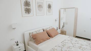 6 Schlafzimmer, Bügeleisen/Bügelbrett