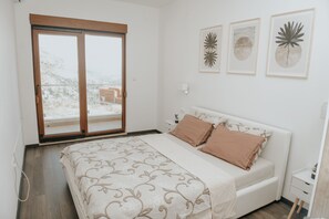 6 bedrooms, iron/ironing board