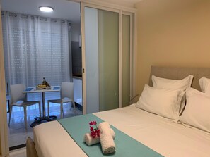 1 bedroom, in-room safe, desk, free WiFi - Sudio, Flight24, close to shops, beaches, port.  For 2 people.  (Saint-François)