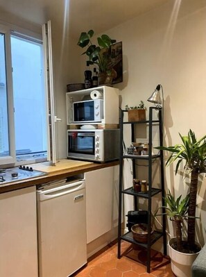 Microwave, oven, stovetop, dishwasher - Belleville-buttes Chaumont, Confort & Lumineux ! (Paris)