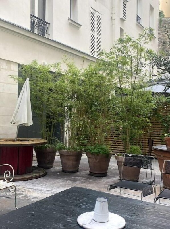 Outdoor dining - Belleville-buttes Chaumont, Confort & Lumineux ! (Paris)