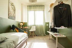 3 slaapkamers, een bureau, een strijkplank/strijkijzer, reisbedje