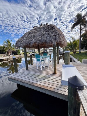 Outdoor dining - Top Rated! Waterfront Oasis: Newly Remodeled 4BR with Pool & Gulf Access (Cape Coral)