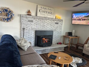 Smart TV, fireplace - Lake front cottage on all sports Bear Lake in Hillsdale, Michigan (Hillsdale)
