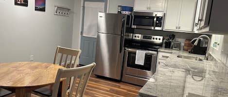 Refrigerador, microondas, horno y parrilla de estufa