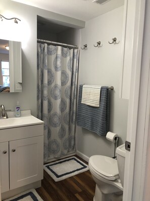 Ducha, secador de pelo, toallas, jabón