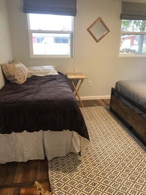 2 bedrooms, desk, free WiFi, bed sheets - Lake front cottage on all sports Bear Lake in Hillsdale, Michigan (Hillsdale)