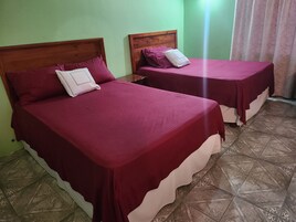 基础四人房 | 客房内保险箱、遮光窗帘、熨斗/熨衣板、免费 WiFi