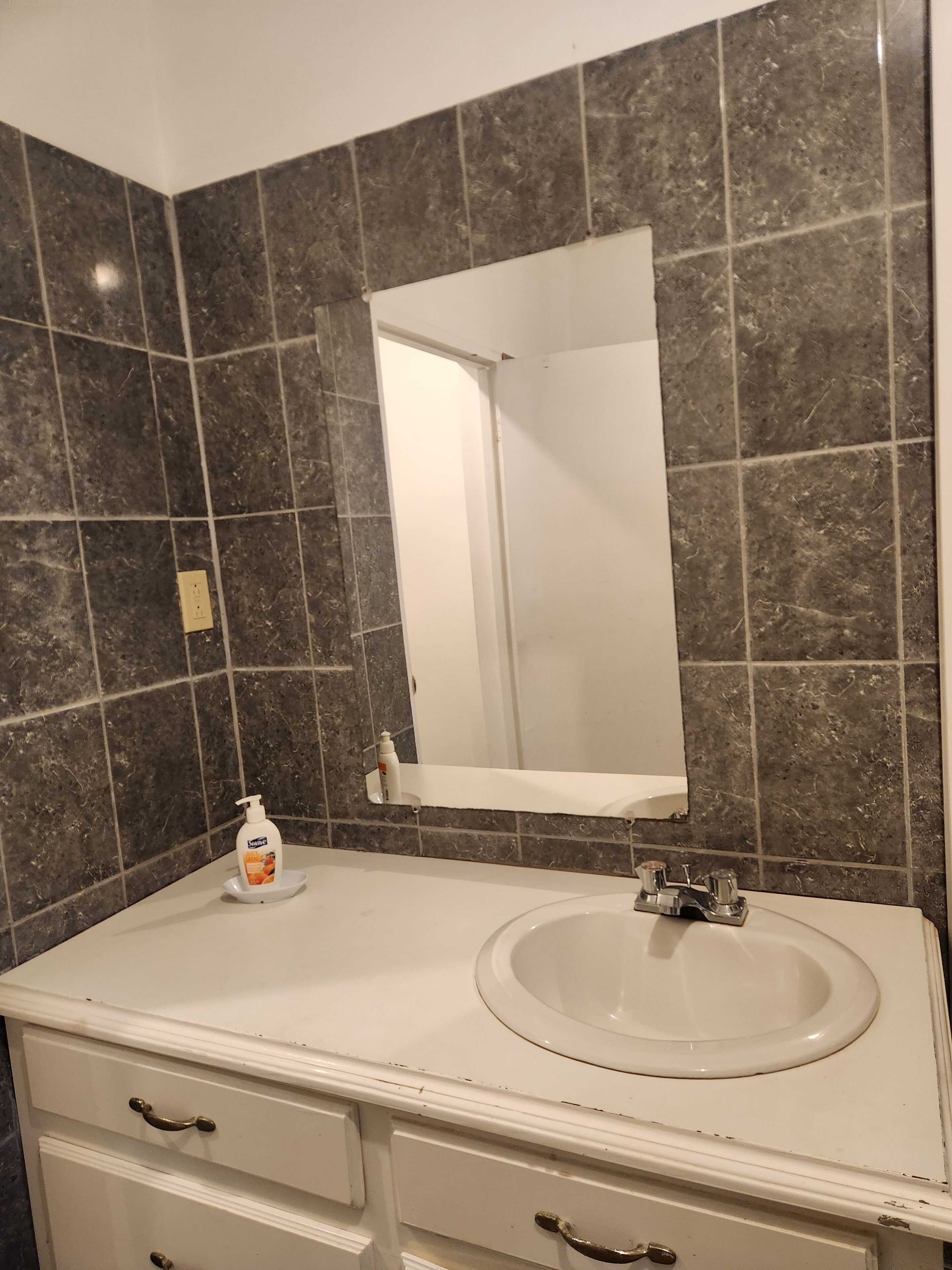 Quarto quádruplo básico | Banheiro | Toalhas de banho, sabonete, papel higiênico 