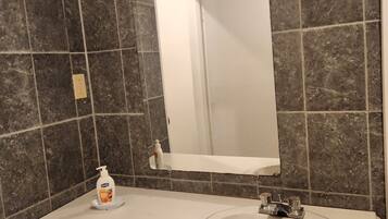 Basic Quadruple Room | Bathroom | Towels, soap, toilet paper