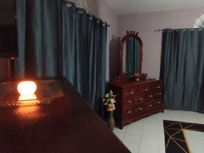 Habitació quàdruple bàsica | 1 dormitori, caixa forta a l'habitació i cortines opaques 