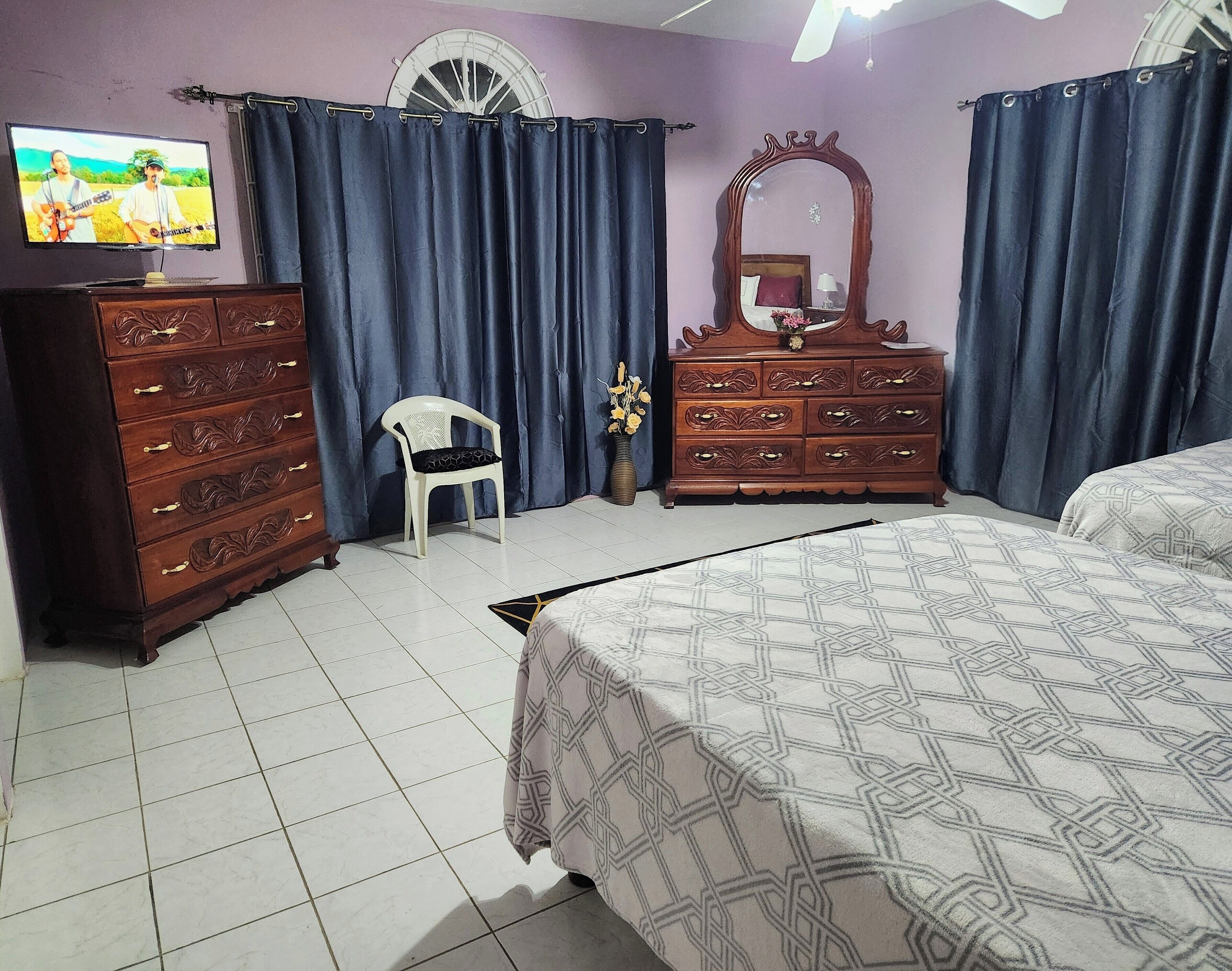 Quarto quádruplo básico | Cofres nos quartos, cortinas blackout, ferros/tábuas de passar roupa