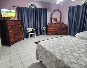 Habitació quàdruple bàsica | 1 dormitori, caixa forta a l'habitació i cortines opaques 