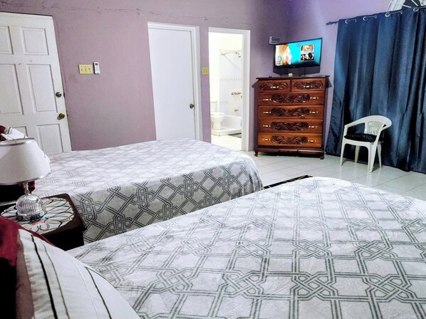 Habitació quàdruple bàsica | 1 dormitori, caixa forta a l'habitació i cortines opaques 