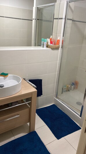 Haartrockner, Handtücher, Seife, Toilettenpapier