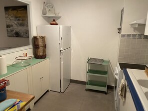 Kylskåp, mikrovågsugn, ugn och spishäll