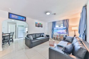 TV connectée, cheminée, livres