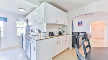 Køleskab, mikrobølgeovn, ovn, kogeplade