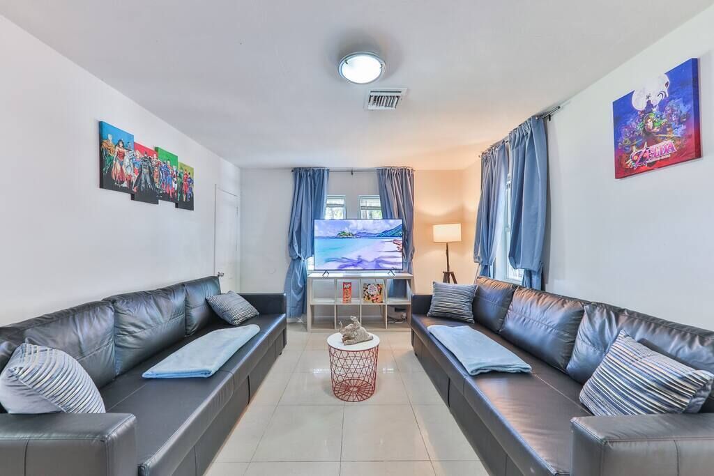 Smart-tv, een open haard en boeken