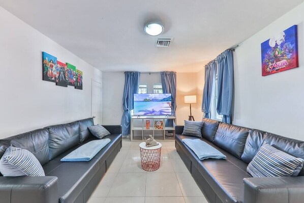 TV connectée, cheminée, livres